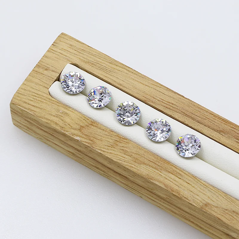 35 pieces of 8mm round zircon stones