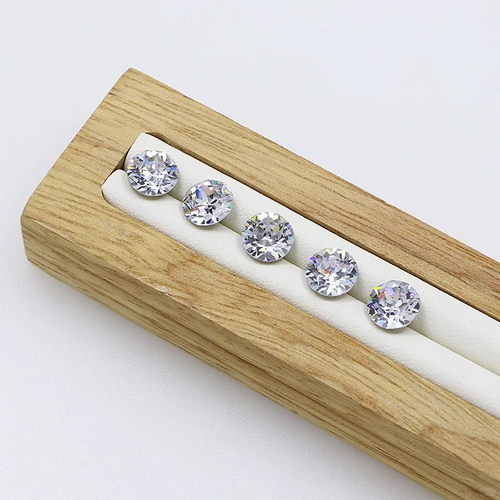 35 pieces of 8mm round zircon stones